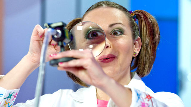 Nina Nina and a magnifying glass